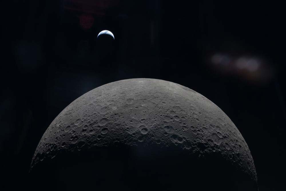 Vista de la Tierra en fase creciente sobre el horizonte de la cara oculta de la Luna captada por la tripulación de Artemisa 2 el 6 de abril de 2026.