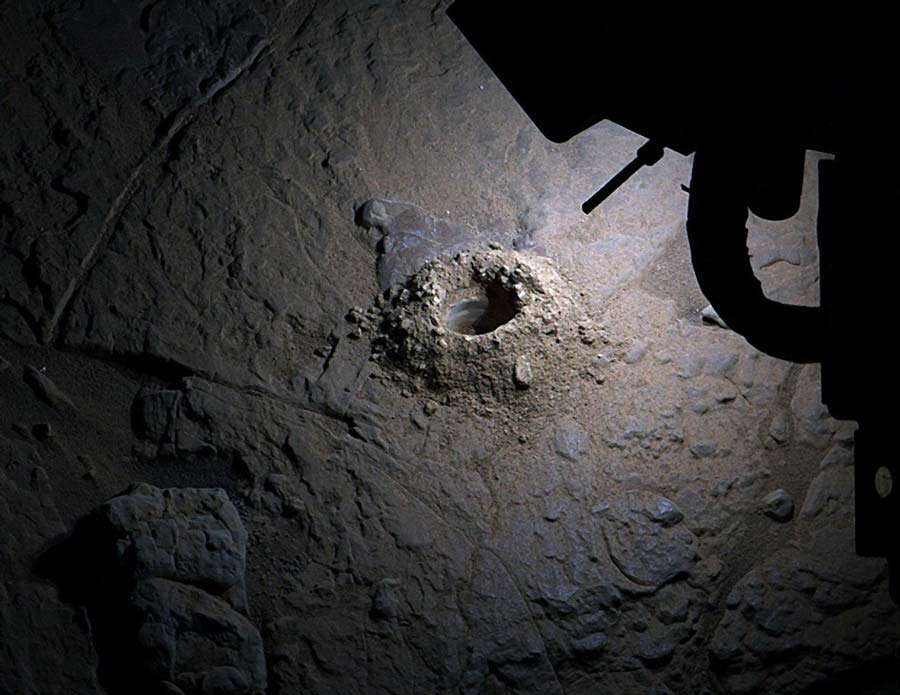 Orificio de perforación Nevado Sajama iluminado por LEDs del rover Curiosity durante una observación nocturna en Marte en diciembre de 2025