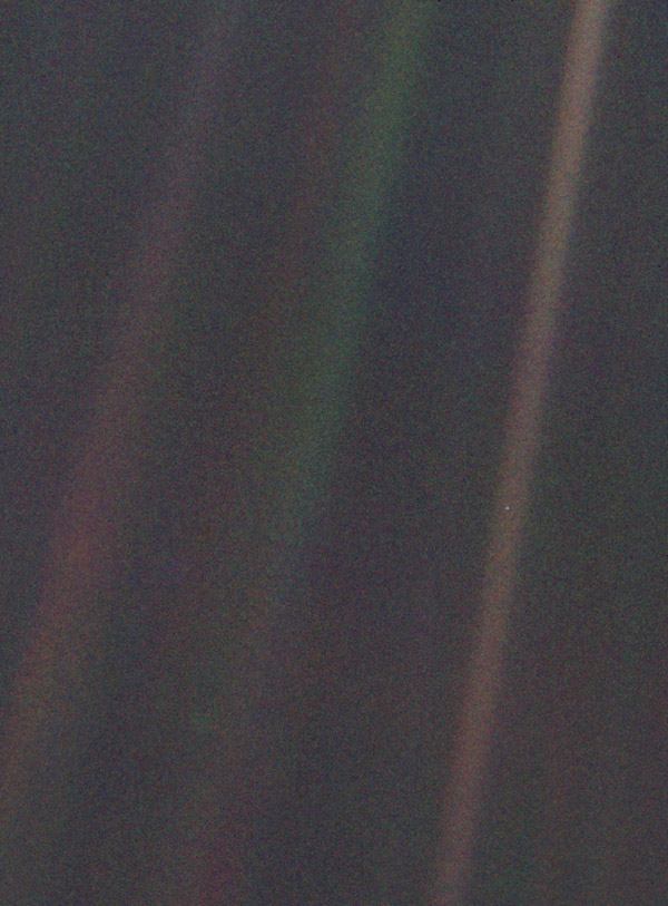 La Tierra como un punto azul pálido captada por la Voyager 1 desde más de 6.400 millones de kilómetros como parte del retrato del Sistema Solar.