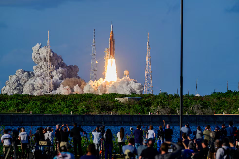 El lanzamiento de Artemisa 2 observado desde las inmediaciones del Centro Espacial Kennedy.