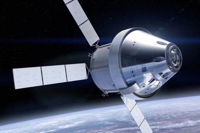 Nave Orión con su módulo de servicio europeo en órbita terrestre durante una fase de misión