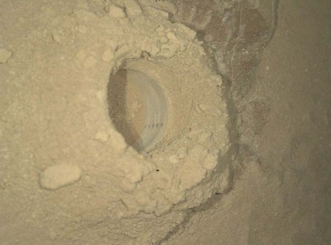 Orificio de perforación Nevado Sajama en Marte iluminado por el instrumento MAHLI del rover Curiosity durante una imagen nocturna