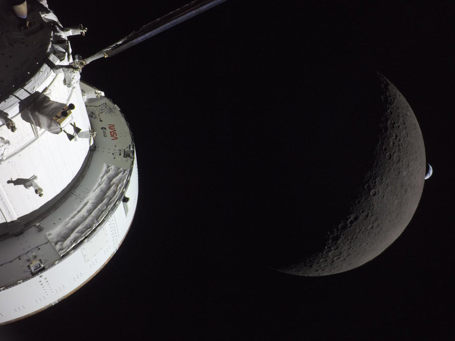 La nave Orión captura la Luna y la Tierra en una misma imagen durante el sobrevuelo lunar de Artemisa 2.