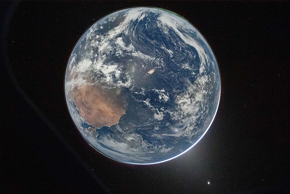 Imagen de la Tierra captada desde la nave Orión tras la maniobra de inyección translunar durante la misión Artemisa 2.