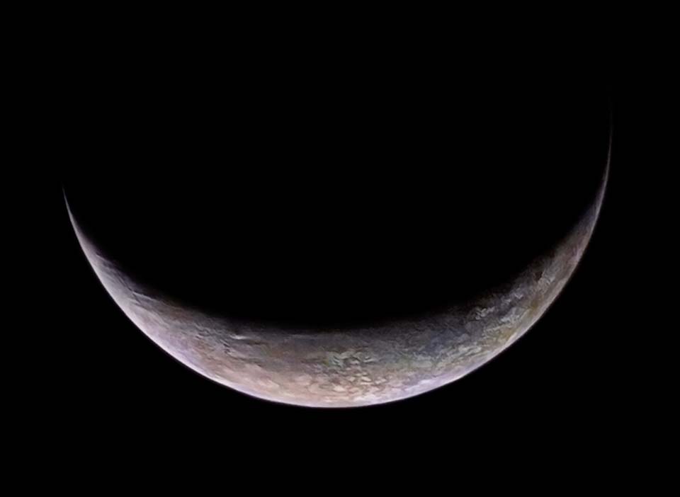 Vista en creciente de Tritón compuesta a partir de varias imágenes tomadas por Voyager 2 tras su sobrevuelo en 1989.