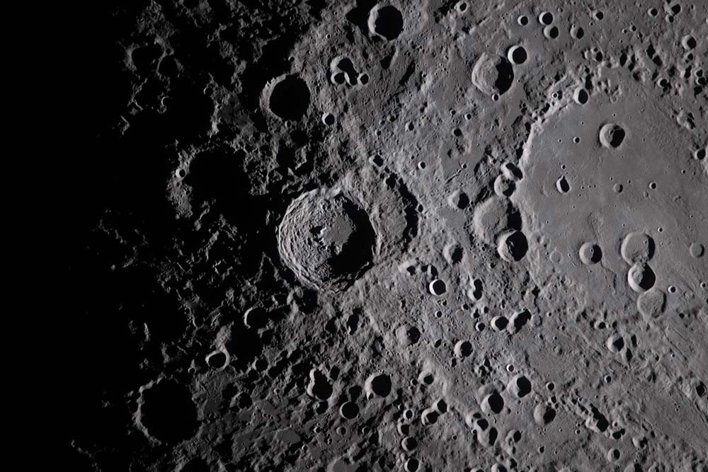 Vista del cráter Vavilov en el borde de la cuenca Hertzsprung captada por la tripulación de Artemisa II, con sombras alargadas en el terminador lunar.