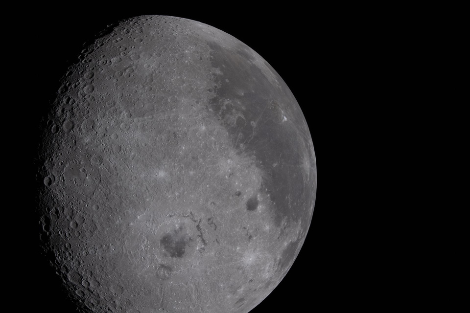 Imagen de la Luna captada durante el sobrevuelo de Artemisa 2 en la que se distingue la cuenca de impacto Mare Orientale y el cráter Grimaldi.